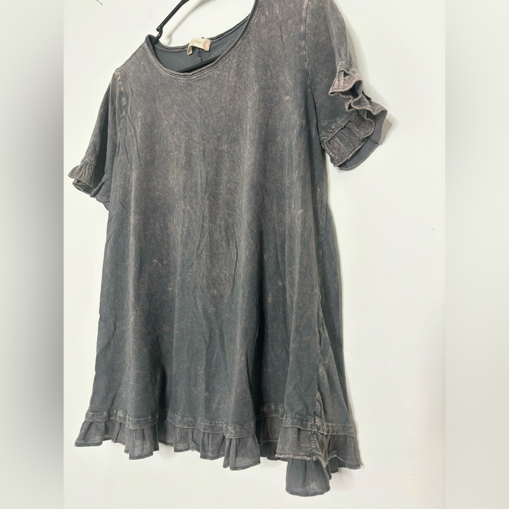 ALTAR'D STATE ACID WASH GREY RUFFLE T SHIRT SZ MEDIUM - Picture 2 of 7